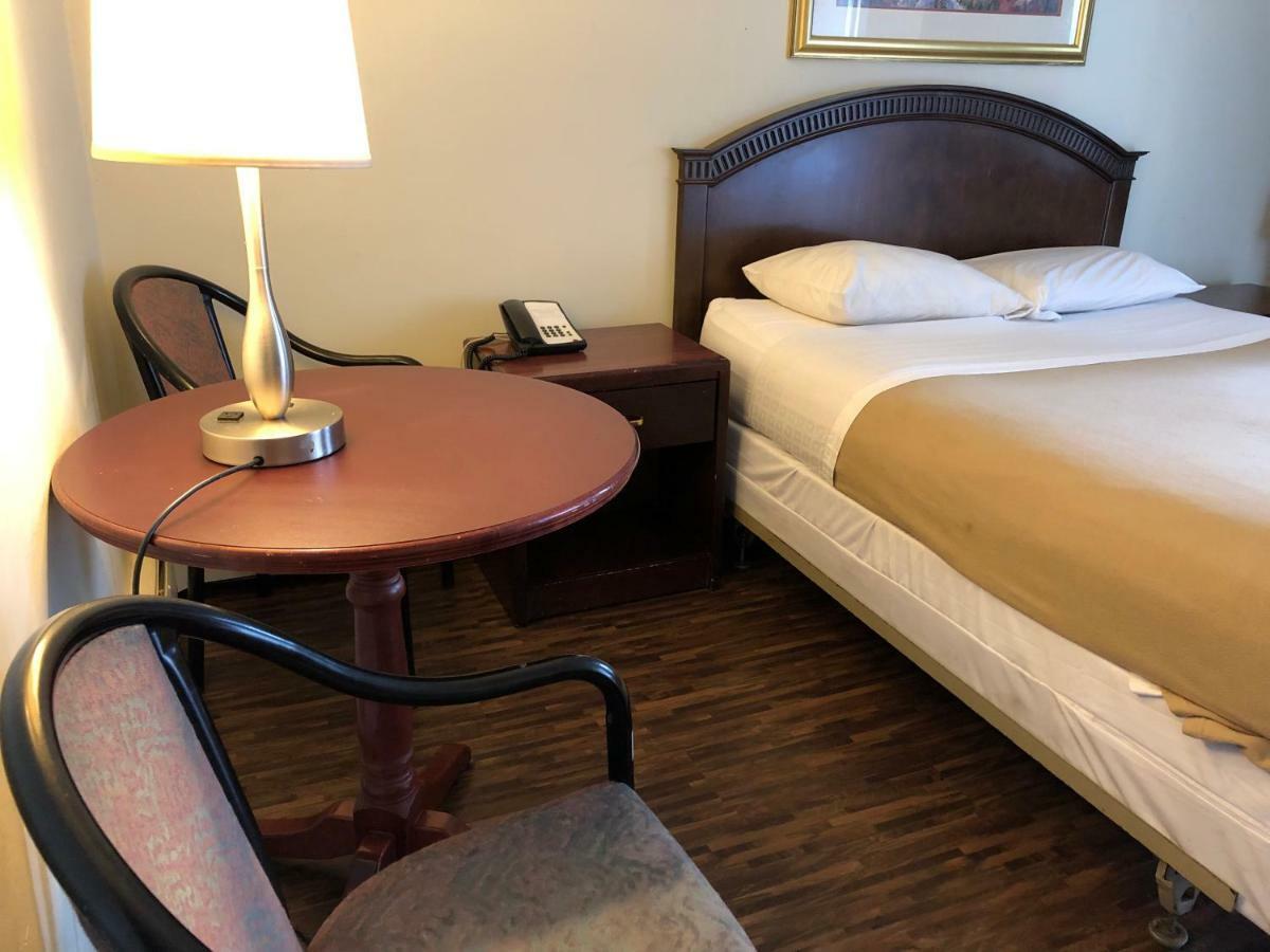 Travellers Inn YYC Kültér fotó
